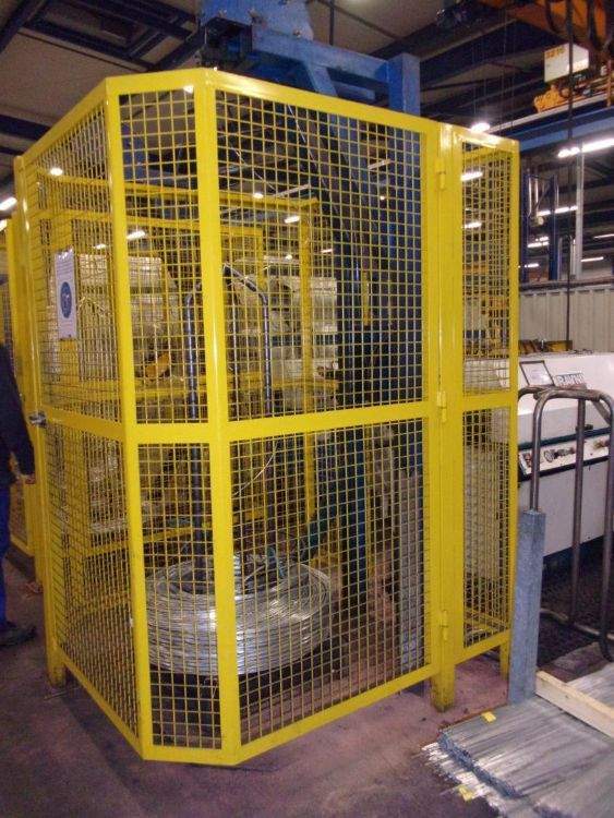 Machine industrielle protégée par une enceinte de sécurité grillagée Renage